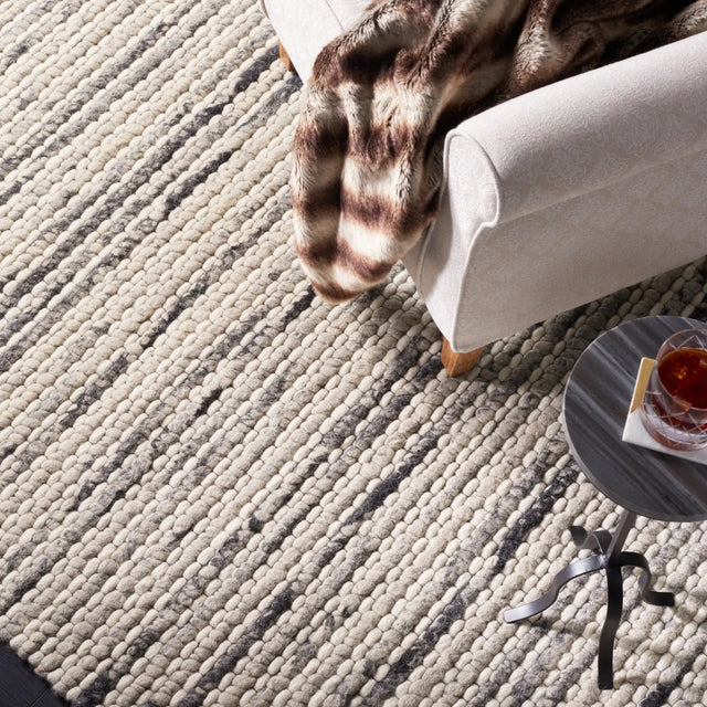 Safavieh Marbella 4'-0" x 6'-0" Rug in Black / Ivory