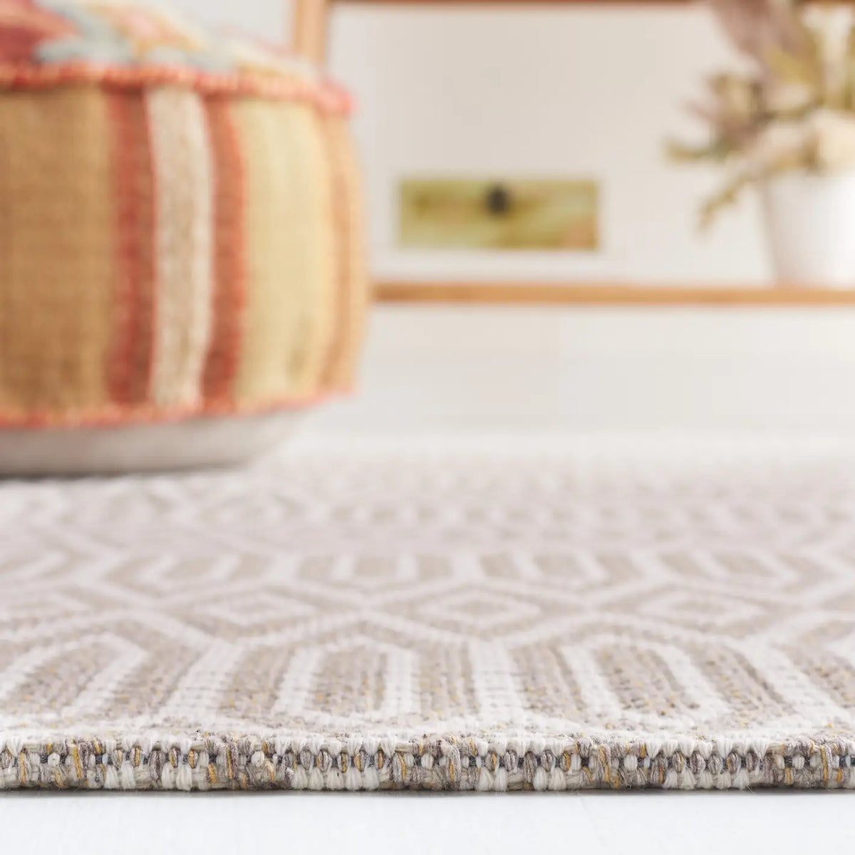 Safavieh Martha Stewart 5'-0" x 7'-0" Rug in Taupe / Cream