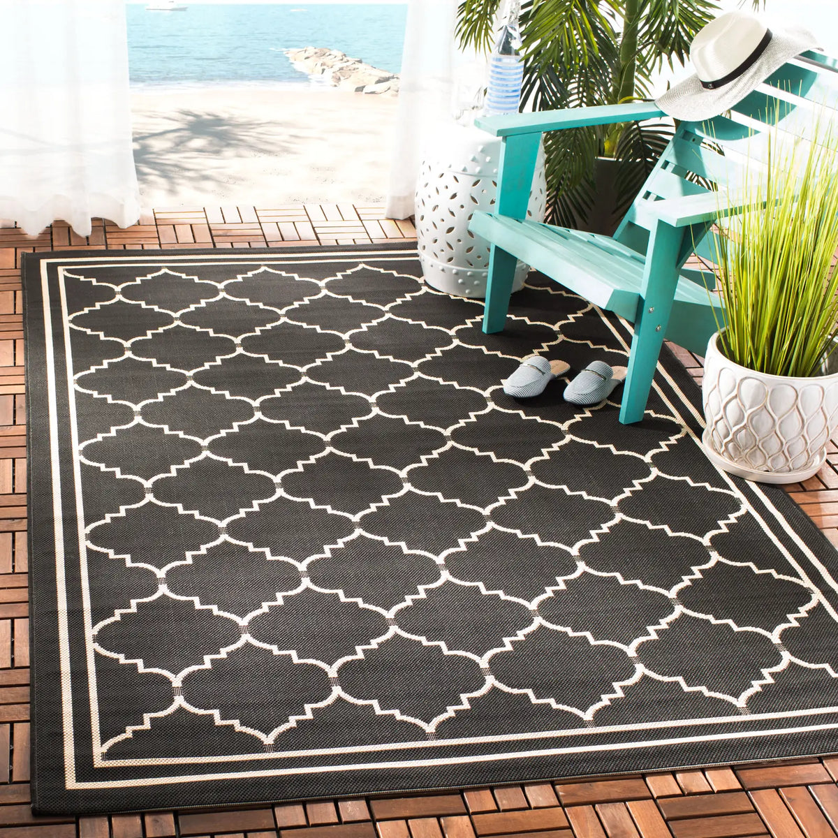 Safavieh Courtyard 4'-0" x 5'-7" Rug in Black / Creme