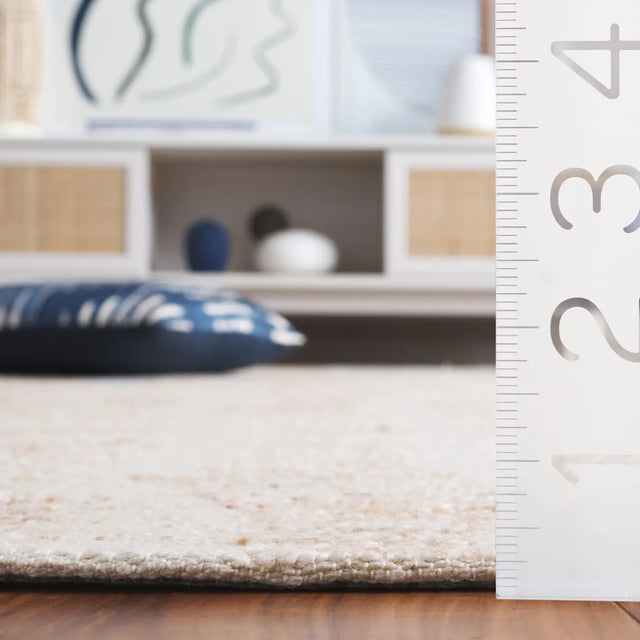 Safavieh Sahara 4'-0" x 6'-0" Rug in Natural / Ivory
