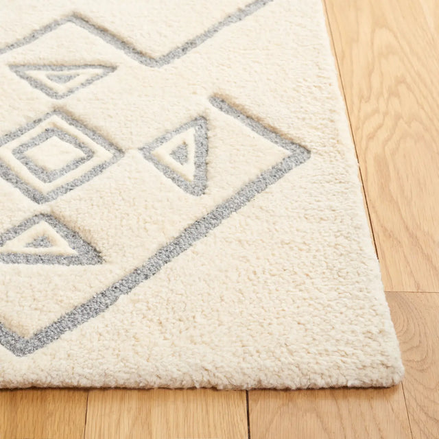 Safavieh Casablanca 5'-0" x 8'-0" Rug in Ivory / Grey