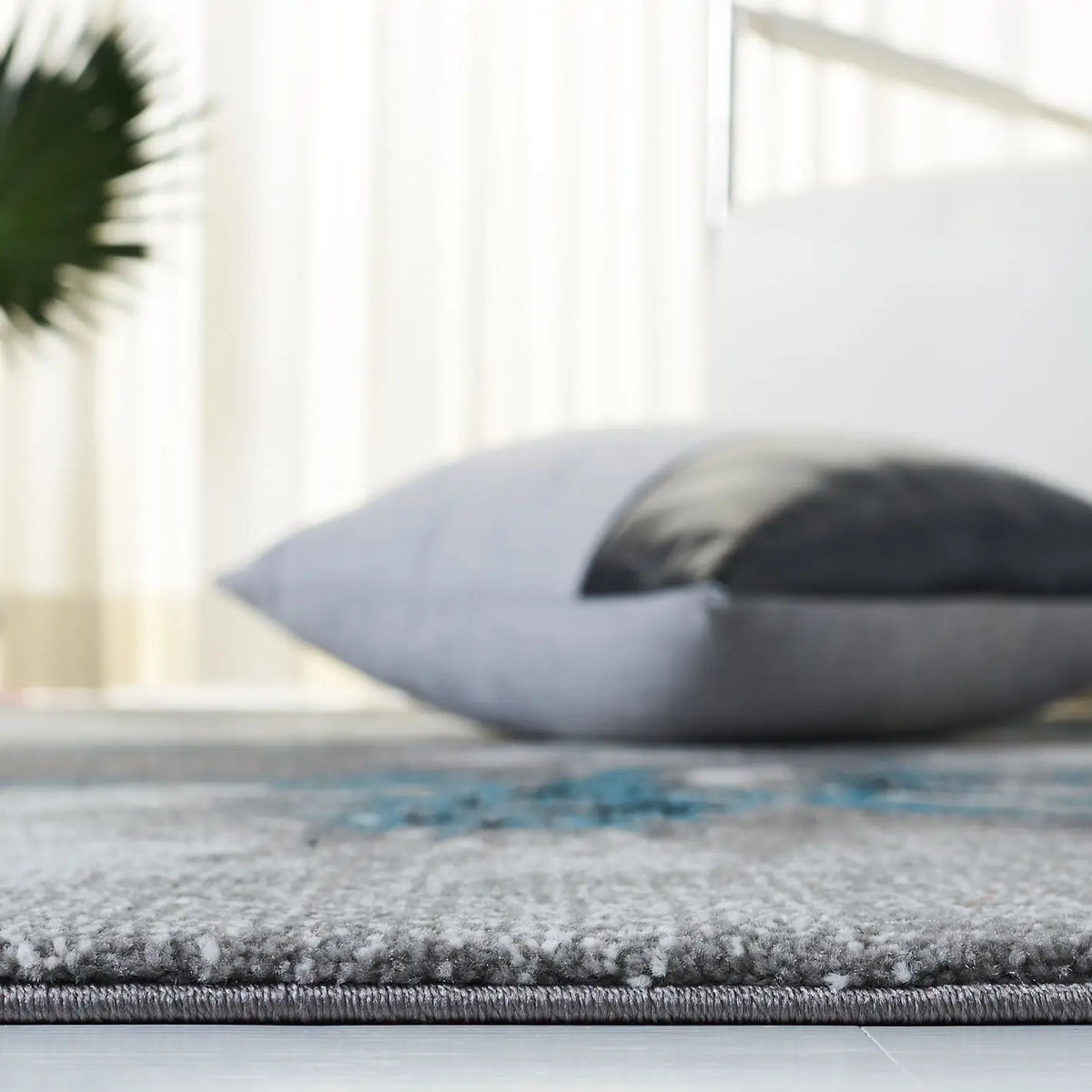 Safavieh Glacier 4'-0" x 6'-0" Rug in Blue / Grey