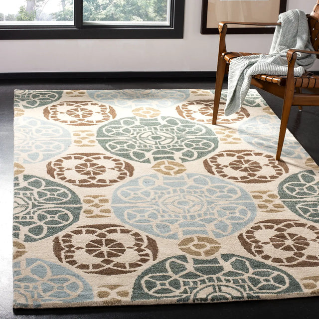 Safavieh Wyndham 4'-0" x 6'-0" Rug in Beige / Blue
