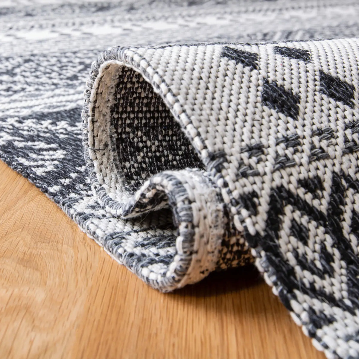 Safavieh Augustine 4'-0" x 6'-0" Rug in Black / Cream