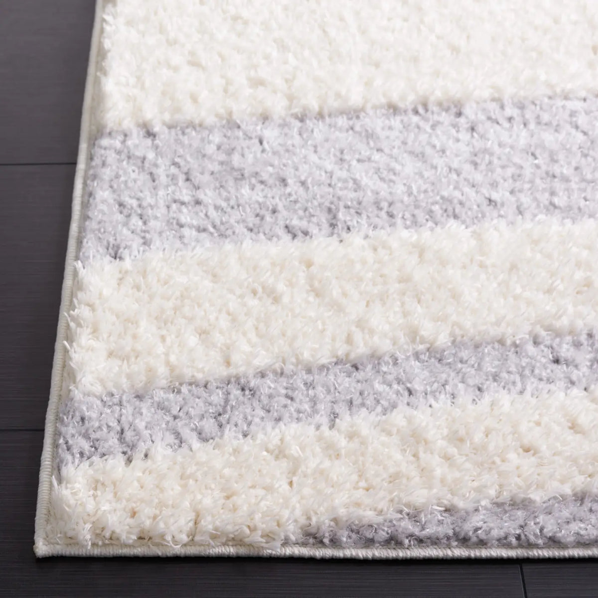 Safavieh Norway 4'-0" x 6'-0" Rug in Grey / Ivory