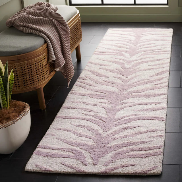 Safavieh Ebony 2'-3" x 8'-0" Rug in Pink / Ivory