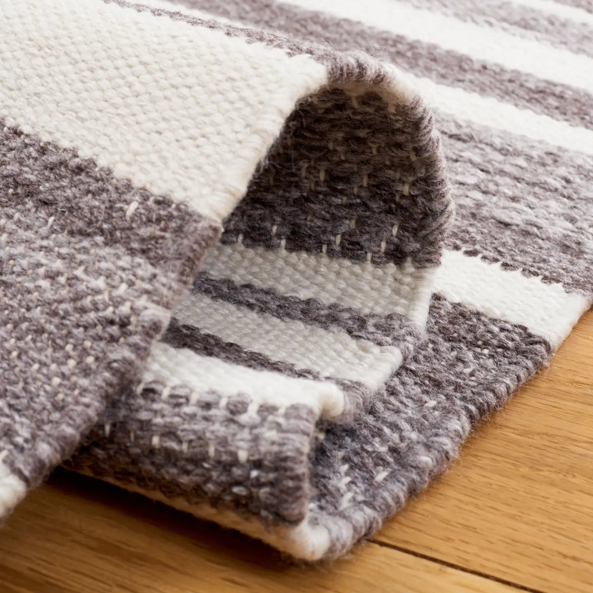 Safavieh Striped Kilim 4'-0" x 6'-0" Rug in Grey / Ivory