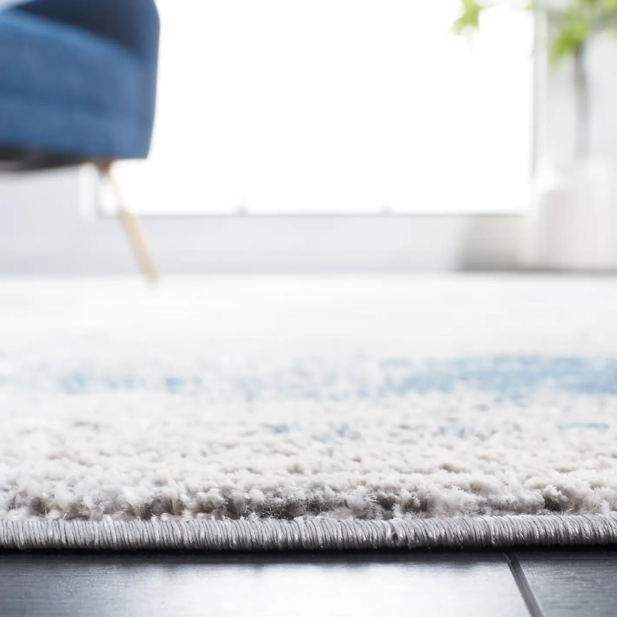 Safavieh Vogue 4'-0" x 6'-0" Rug in Grey / Blue