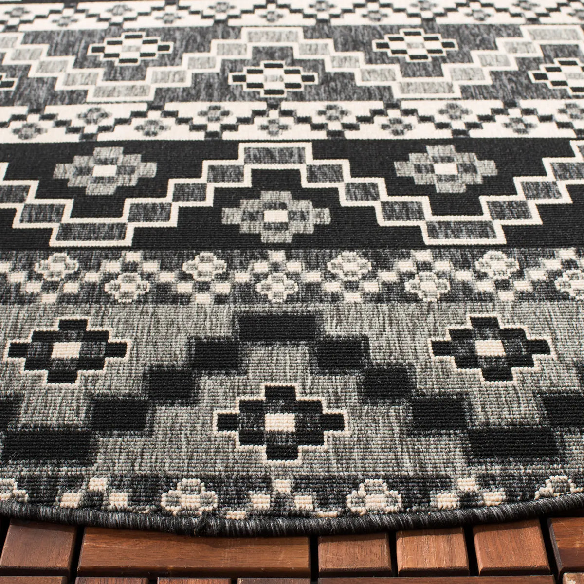 Safavieh Veranda 5'-3" x 5'-3" Rug in Black / Beige