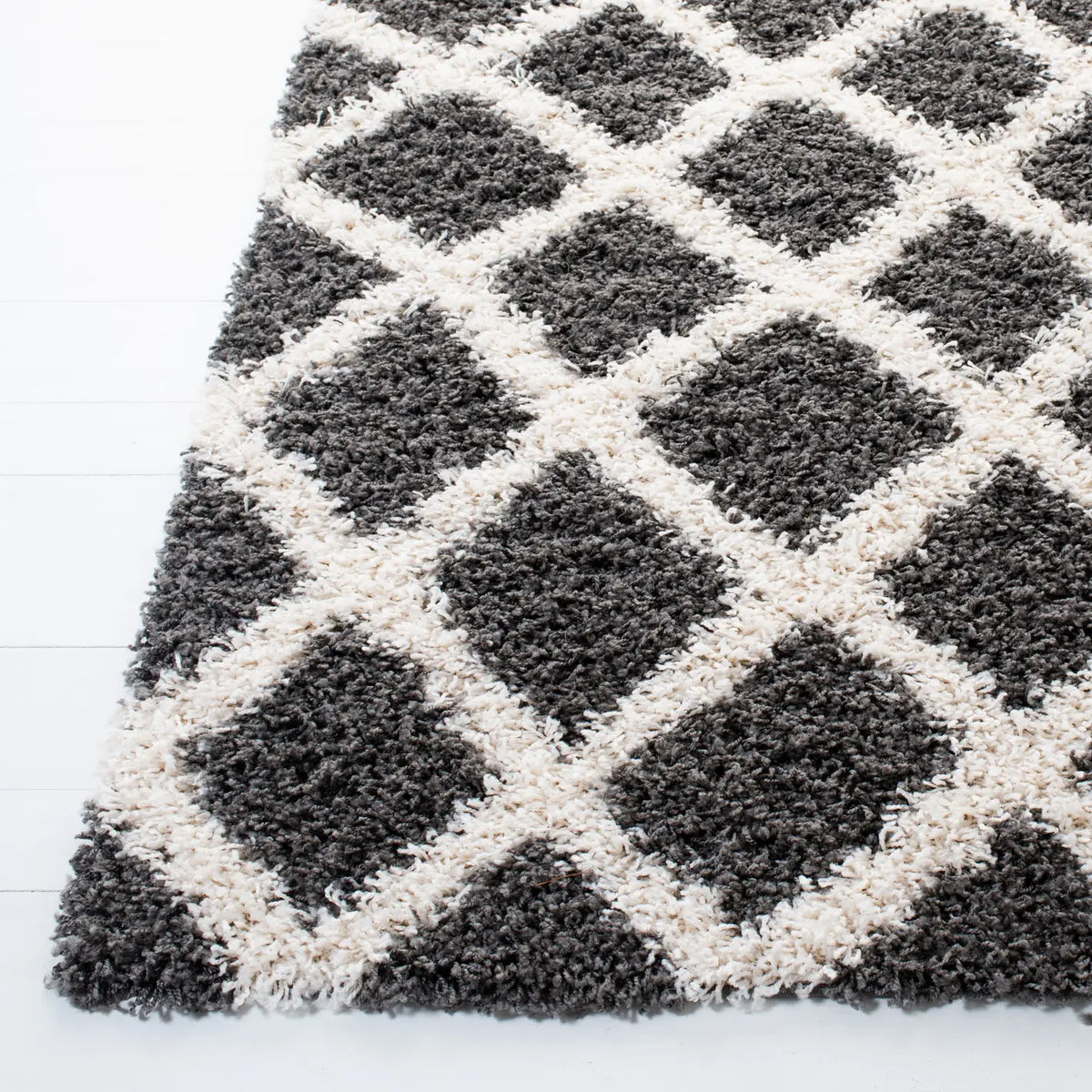 Safavieh Sgd-Dallas Shag 4'-0" x 6'-0" Rug in Dark Grey / Ivory