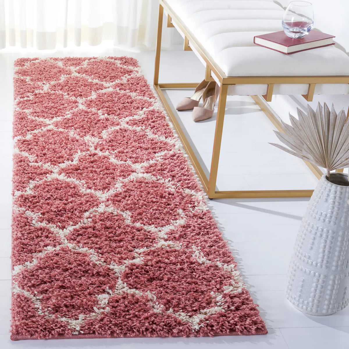 Safavieh Venus Shag 500 2'-2" x 8'-0" Rug in Pink / Ivory