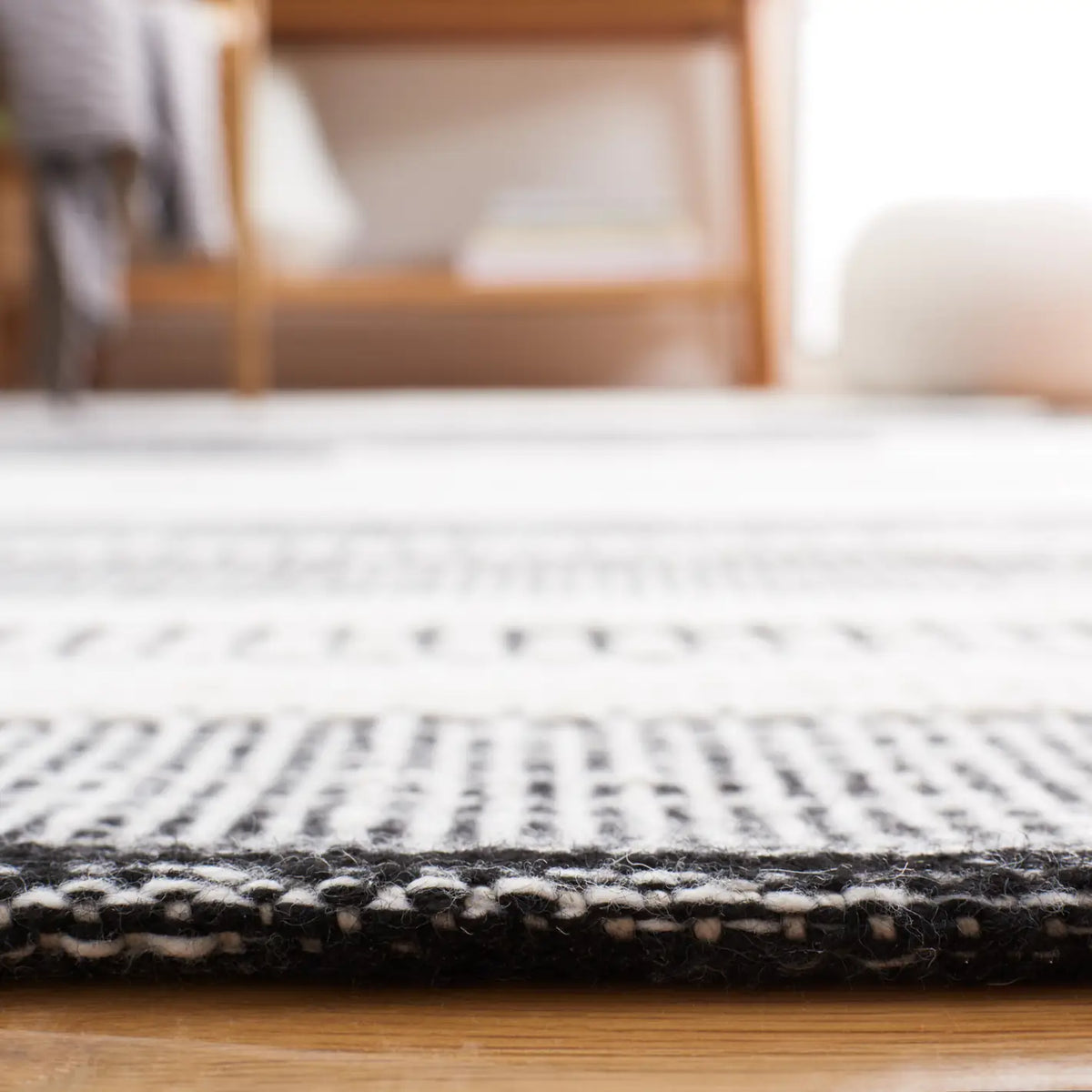 Safavieh Kilim 4'-0" x 6'-0" Rug in Ivory / Black