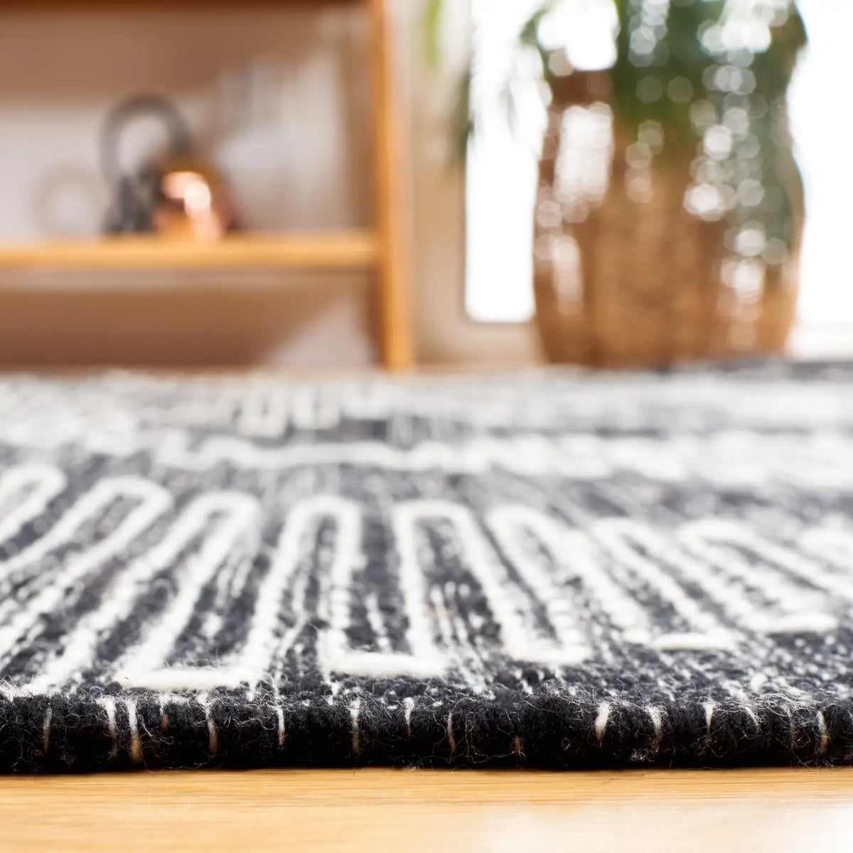 Safavieh Kilim 4'-0" x 6'-0" Rug in Black / Ivory