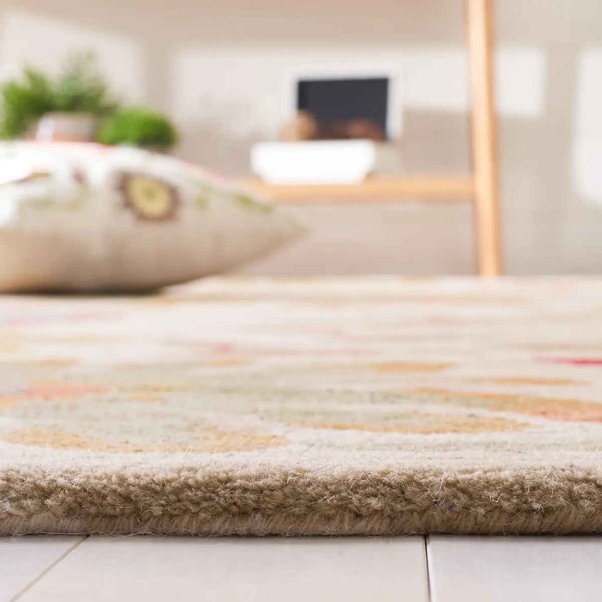 Safavieh Soho 6'-0" x 9'-0" Rug in Ivory / Sage