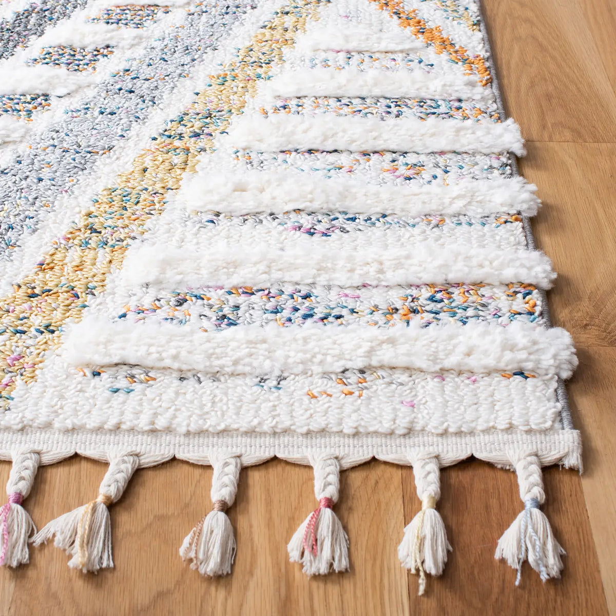 Safavieh Moroccan Fringe Shag 4'-0" x 6'-0" Rug in Ivory / Grey