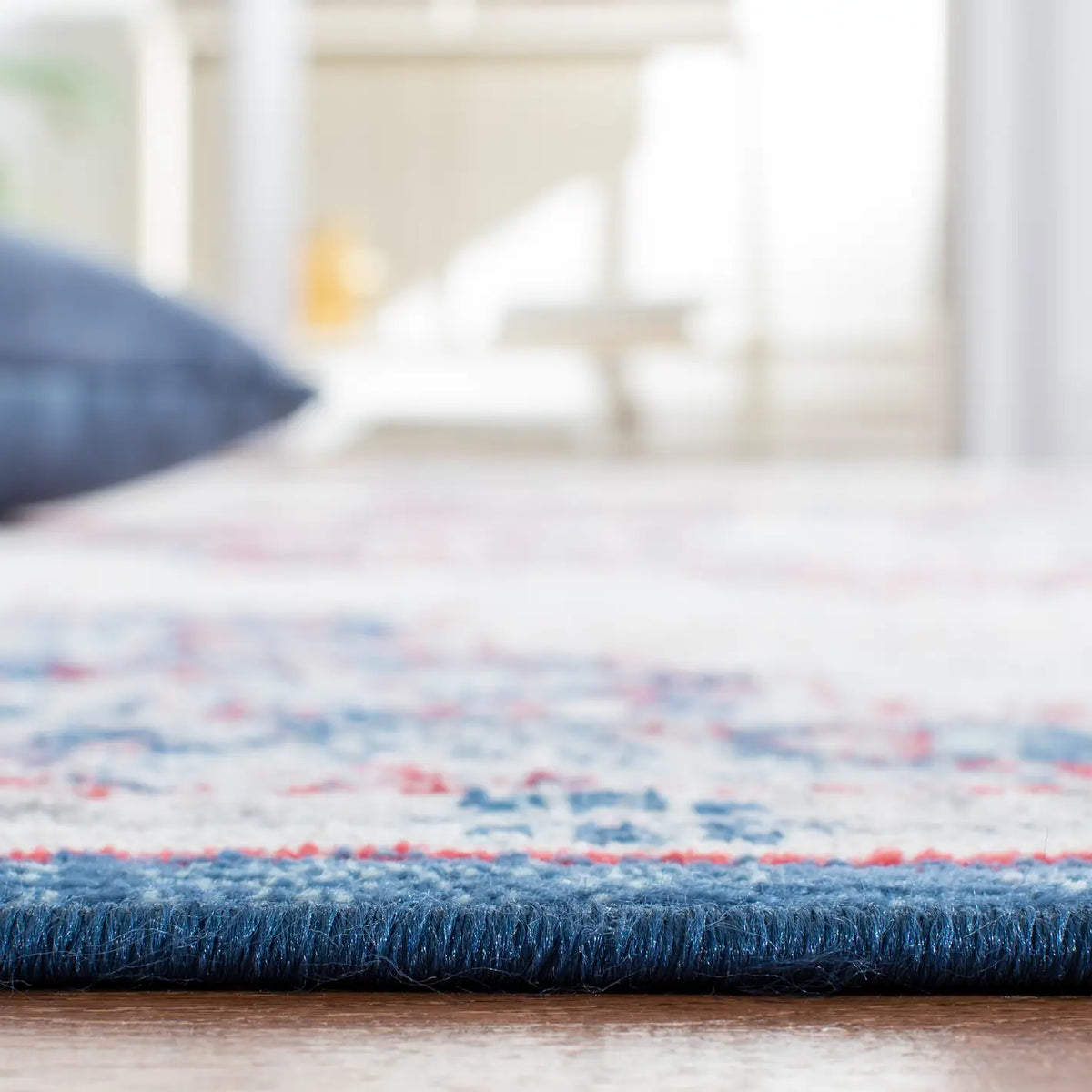 Safavieh Brentwood 4'-0" x 6'-0" Rug in Ivory / Red