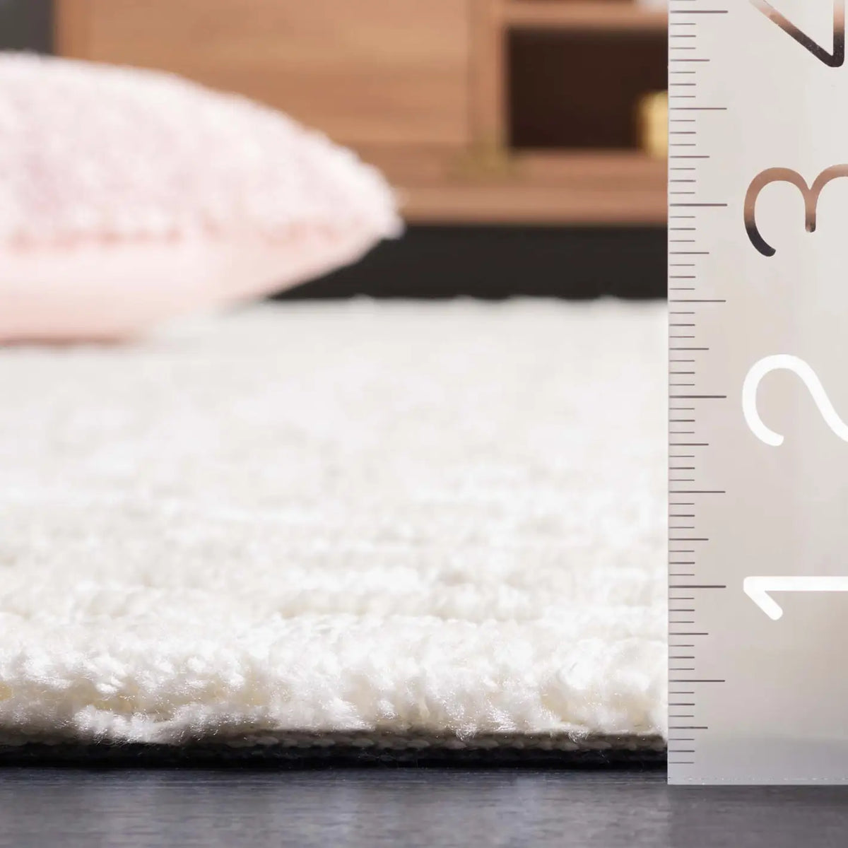 Safavieh Audrey 4'-0" x 6'-0" Rug in Ivory