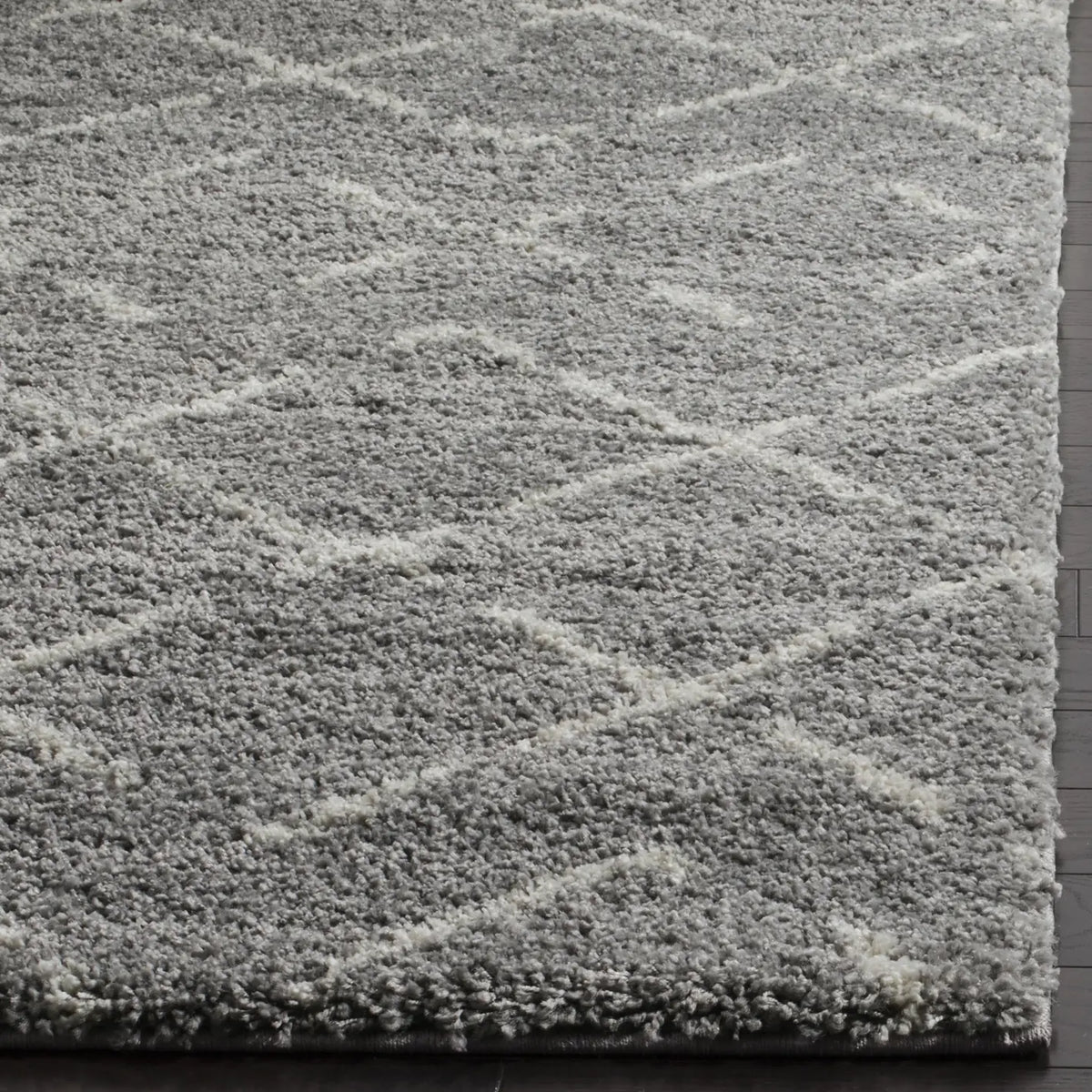Safavieh Arizona Shag 4'-0" x 6'-0" Rug in Grey / Ivory