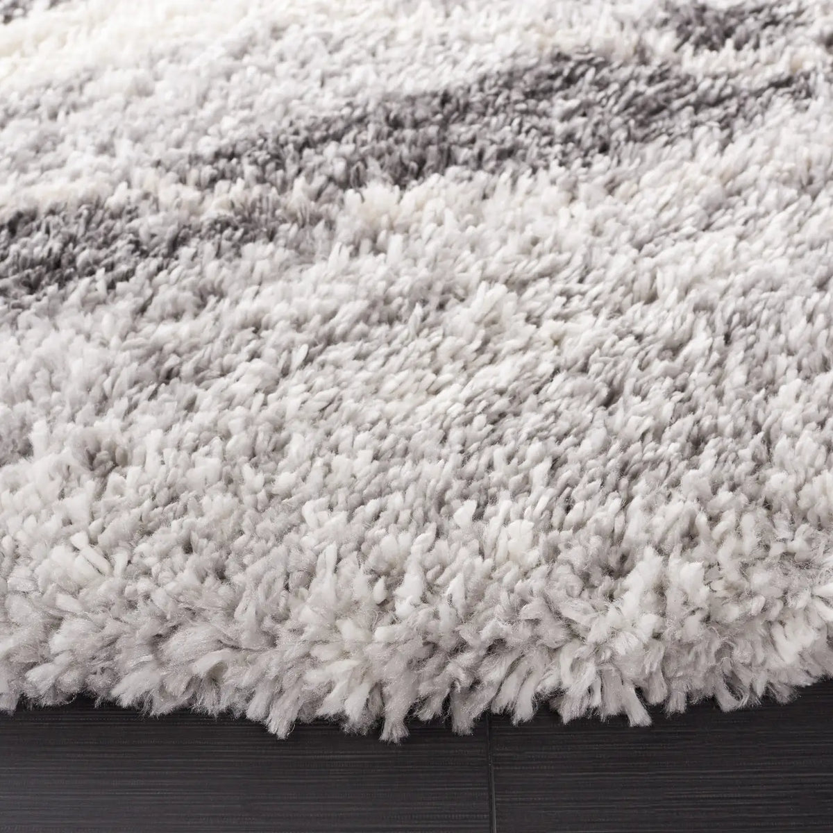 Safavieh Fontana Shag 800 6'-7" x 6'-7" Rug in Ivory / Grey