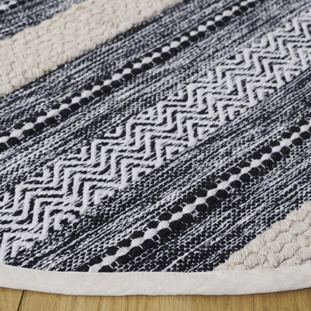 Safavieh Montauk 6'-0" x 6'-0" Rug in Black / Ivory