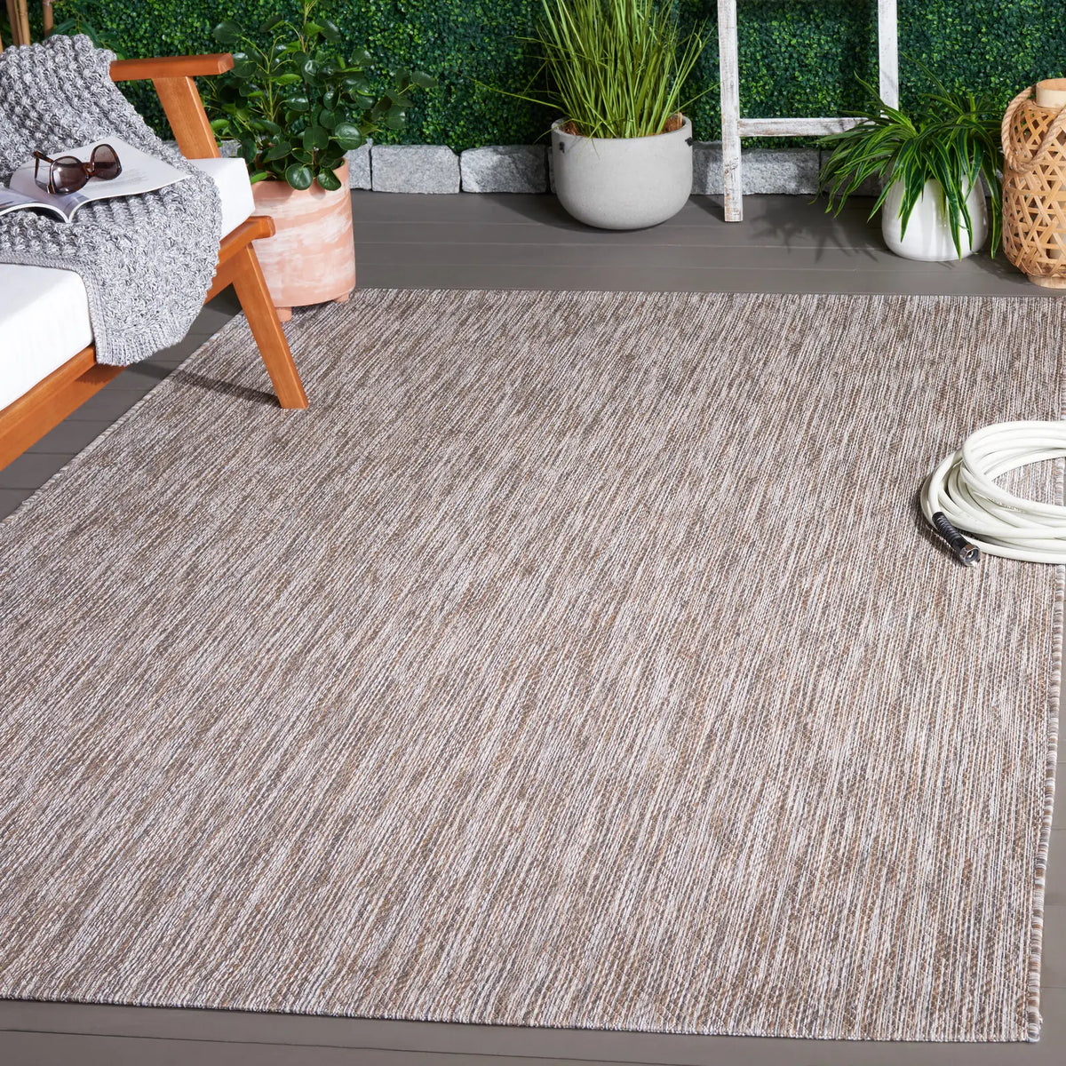 Safavieh Courtyard 4'-0" x 5'-7" Rug in Ivory / Beige Grey