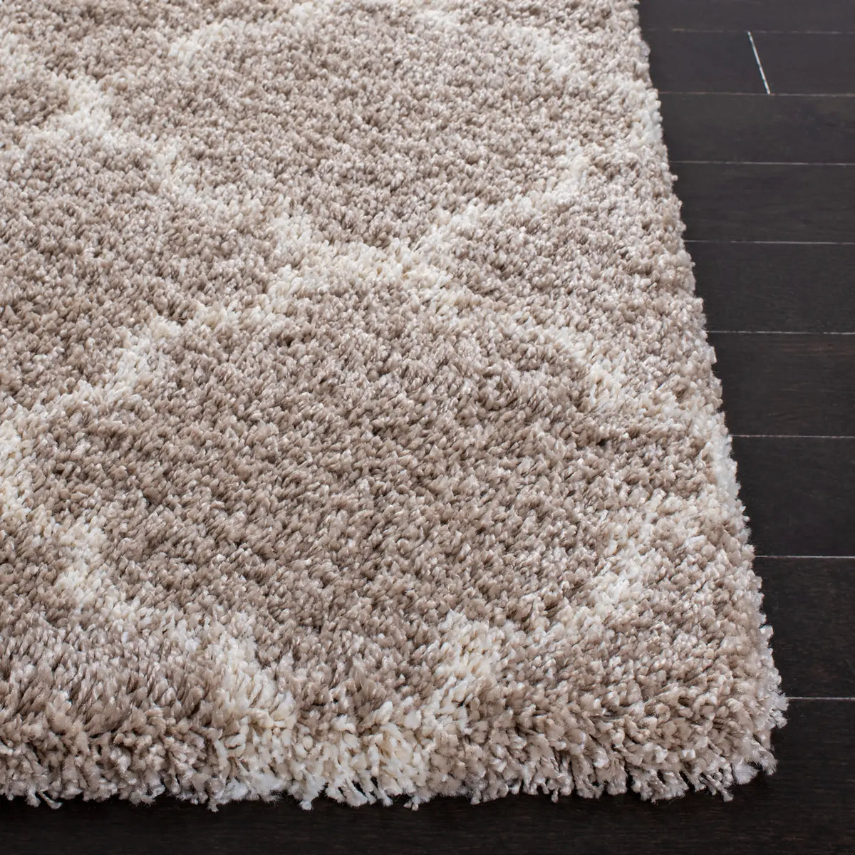 Safavieh Hudson Shag 4'-0" x 6'-0" Rug in Beige / Ivory