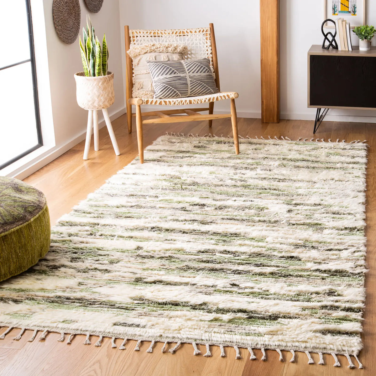 Safavieh Manhattan 4'-0" x 6'-0" Rug in Ivory / Green