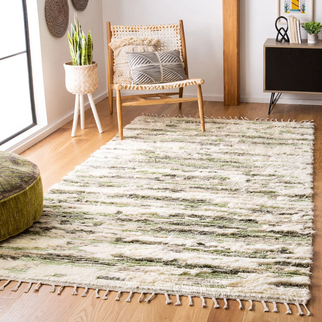 Safavieh Manhattan 4'-0" x 6'-0" Rug in Ivory / Green