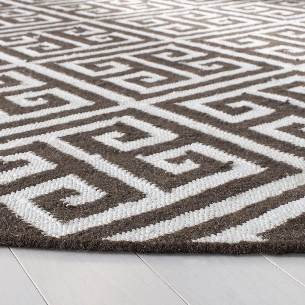 Safavieh Dhurries 7'-0" x 7'-0" Rug in Brown / Ivory