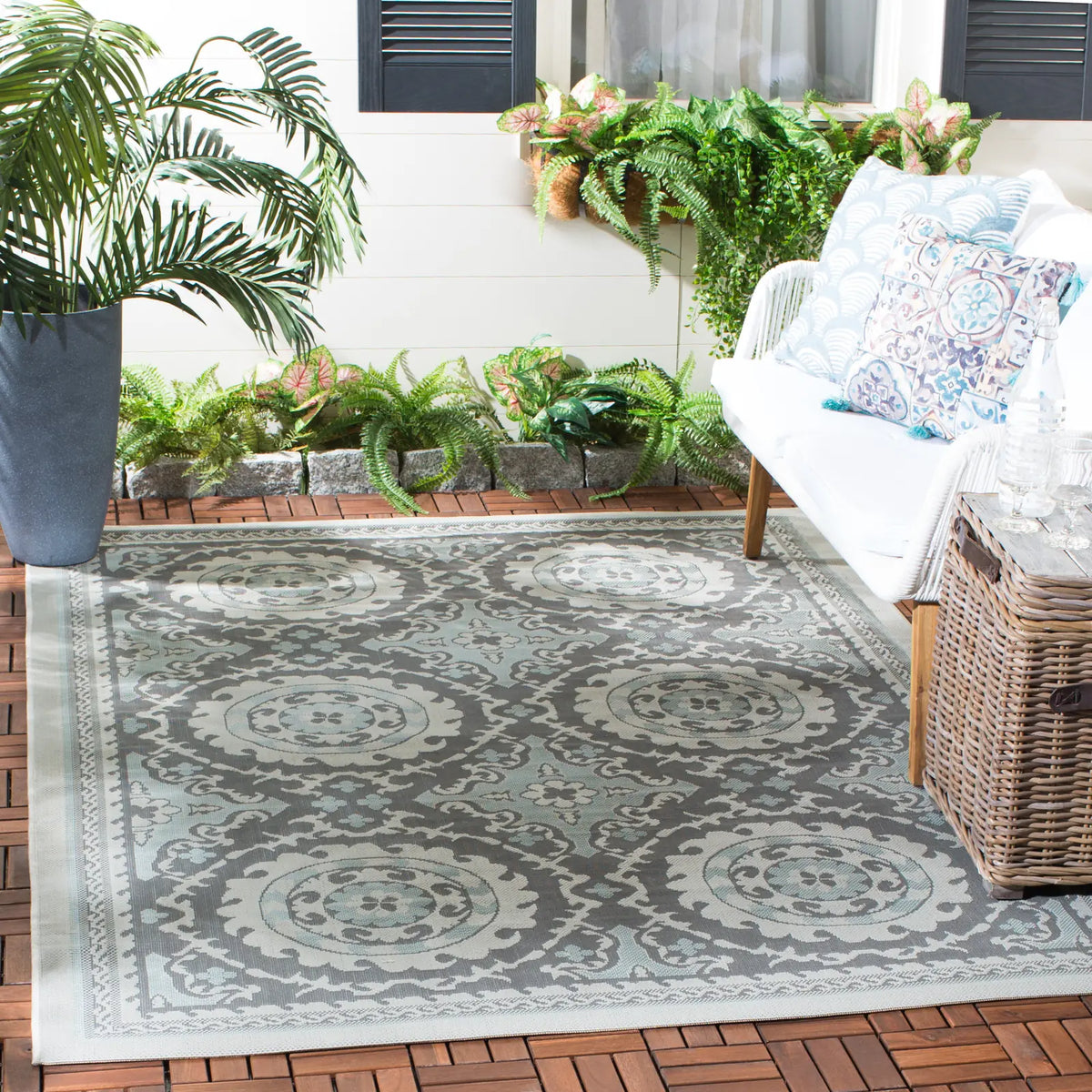 Safavieh Courtyard 4'-0" x 5'-7" Rug in Light Grey / Anthracite