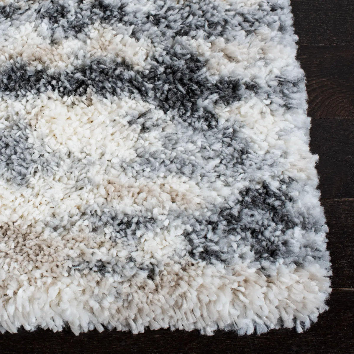 Safavieh Fontana Shag 800 4'-0" x 6'-0" Rug in Grey / Ivory