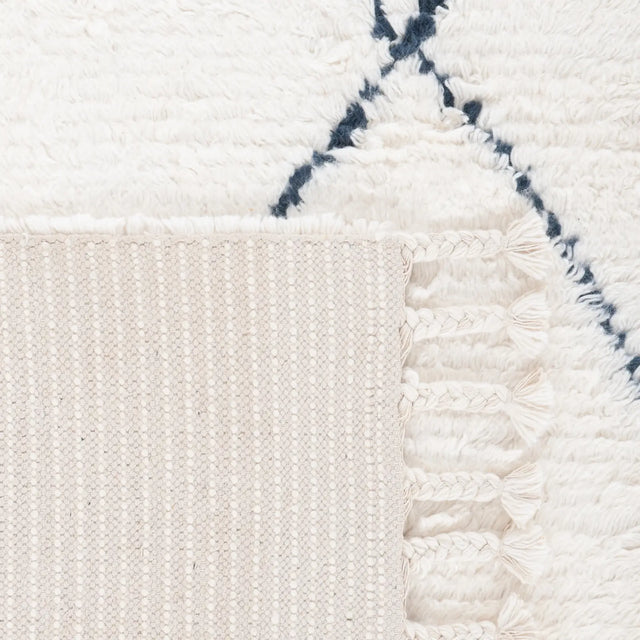 Safavieh Casablanca 5'-0" x 8'-0" Rug in Ivory / Grey