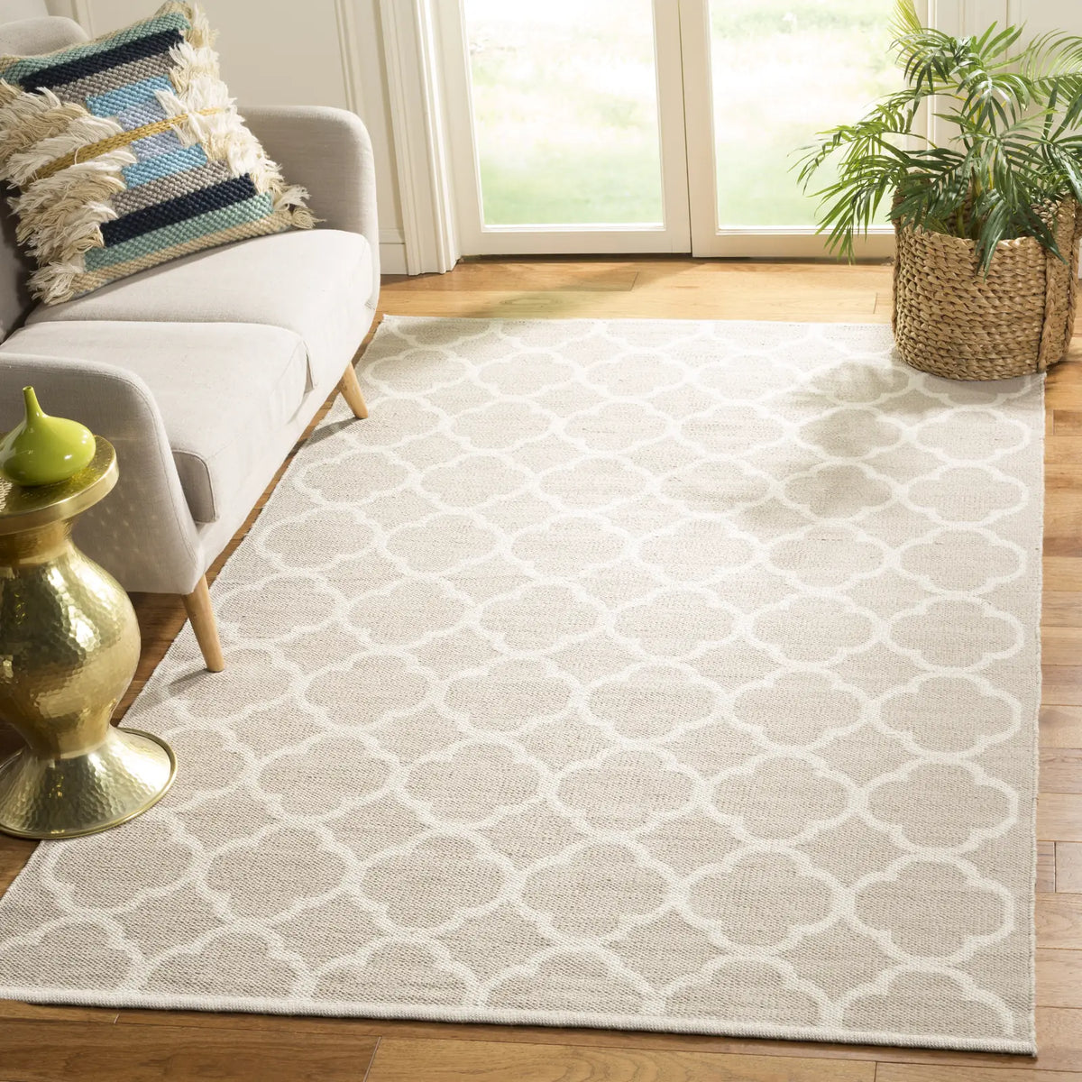 Safavieh Montauk 4'-0" x 6'-0" Rug in Grey / Ivory