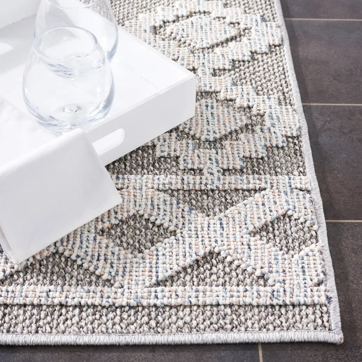 Safavieh Global 4'-0" x 6'-0" Rug in Grey / Ivory
