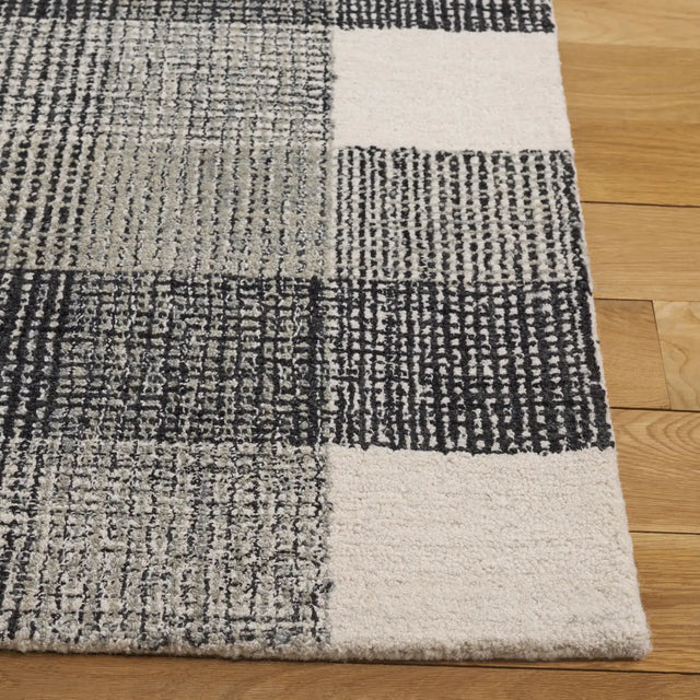 Safavieh Genre 4'-0" x 6'-0" Rug in Ivory / Black