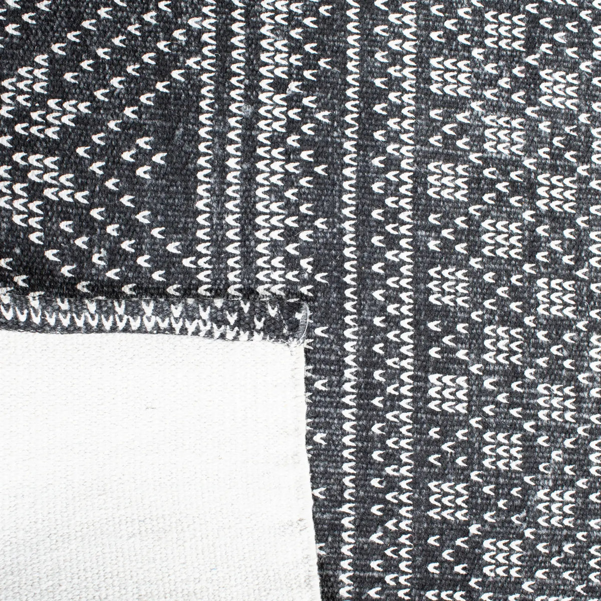 Safavieh Cedar Brook 5'-0" x 8'-0" Rug in Black / Ivory