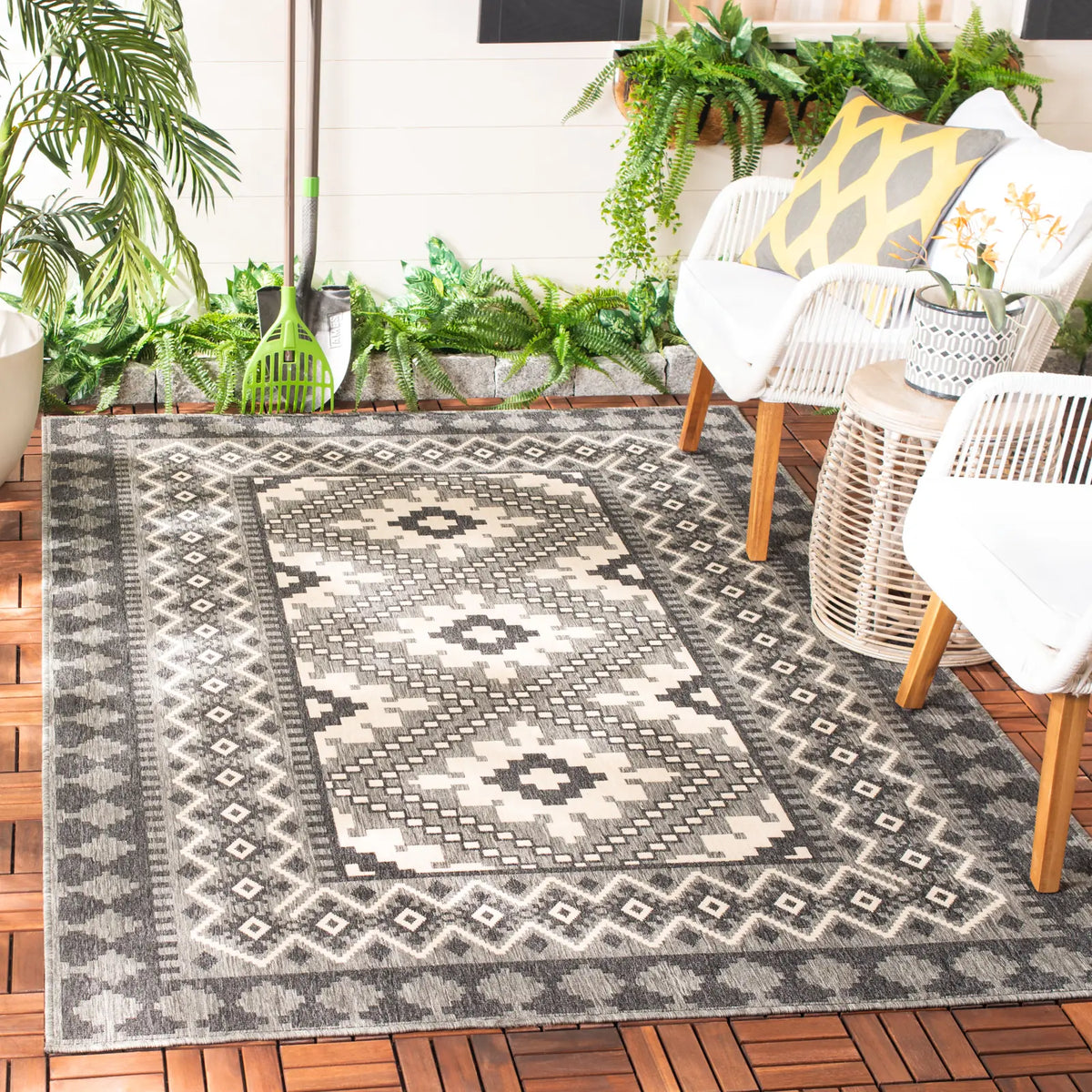 Safavieh Veranda 4'-0" x 5'-7" Rug in Ivory / Charcoal
