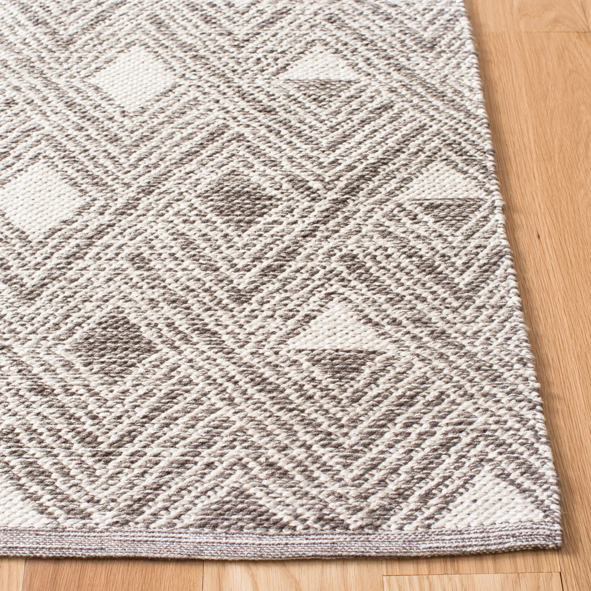 Safavieh Montauk 5'-0" x 8'-0" Rug in Charcoal / Ivory