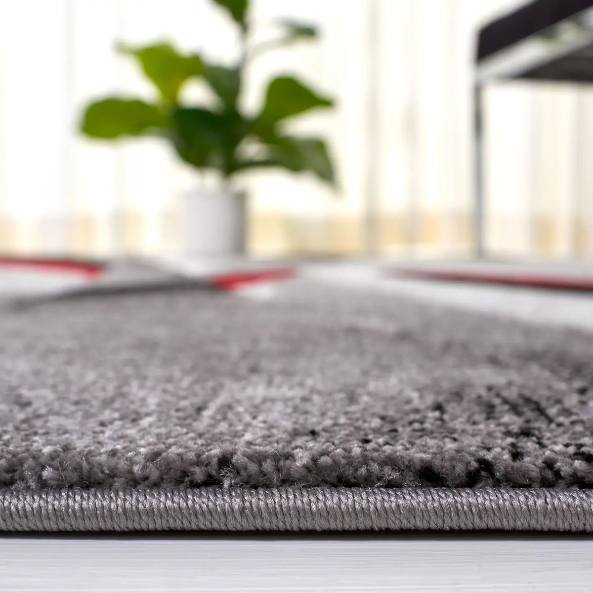 Safavieh Hollywood 4'-0" x 6'-0" Rug in Grey / Red