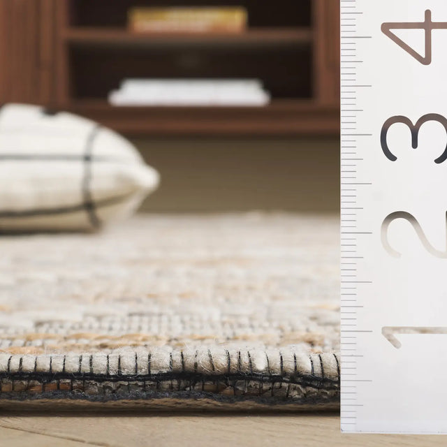 Safavieh Marbella 4'-0" x 6'-0" Rug in Beige / Ivory