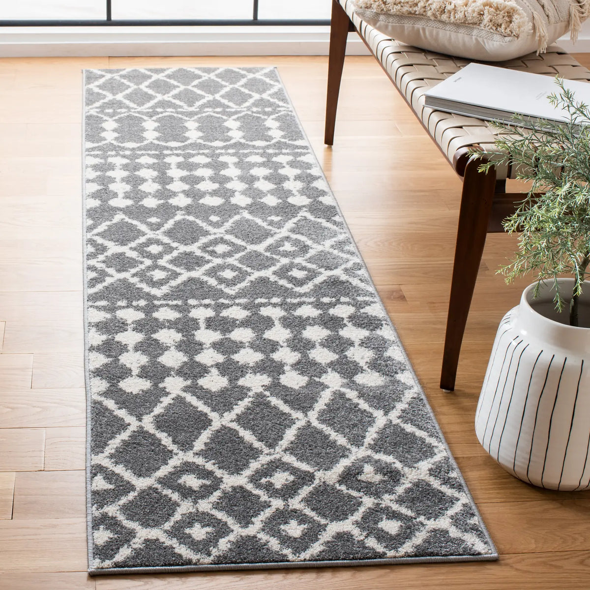 Safavieh Mercer 2'-0" x 8'-0" Rug in Grey / Cream
