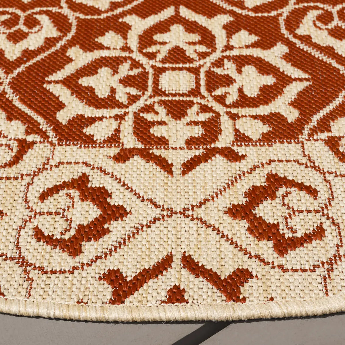 Safavieh Courtyard 5'-3" x 5'-3" Rug in Red / Creme