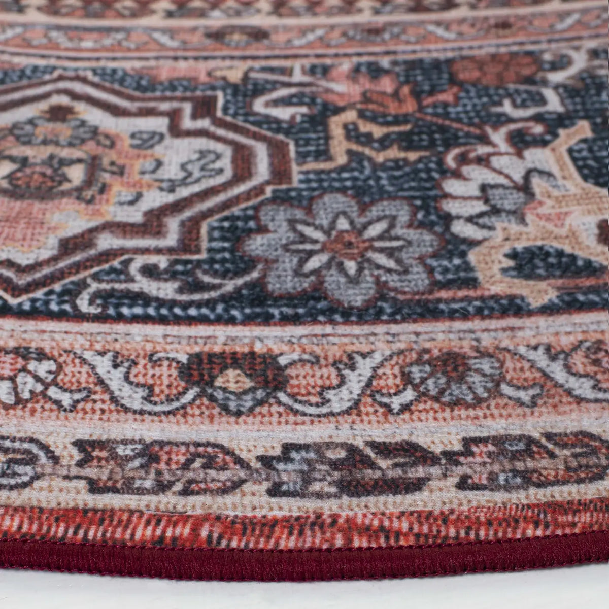 Safavieh Tucson 6'-0" x 6'-0" Rug in Red / Navy