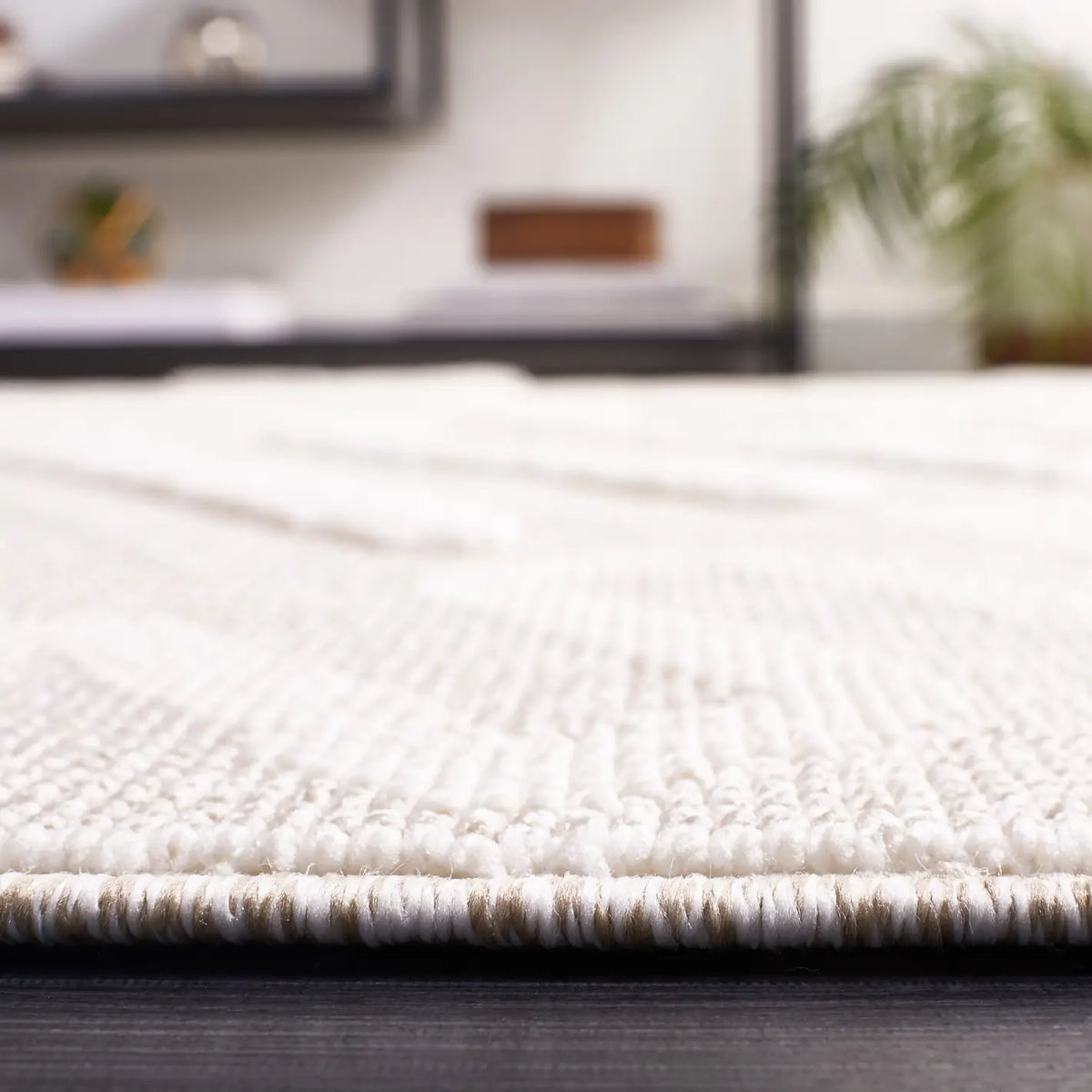 Safavieh Trends 4'-0" x 6'-0" Rug in Beige / Ivory