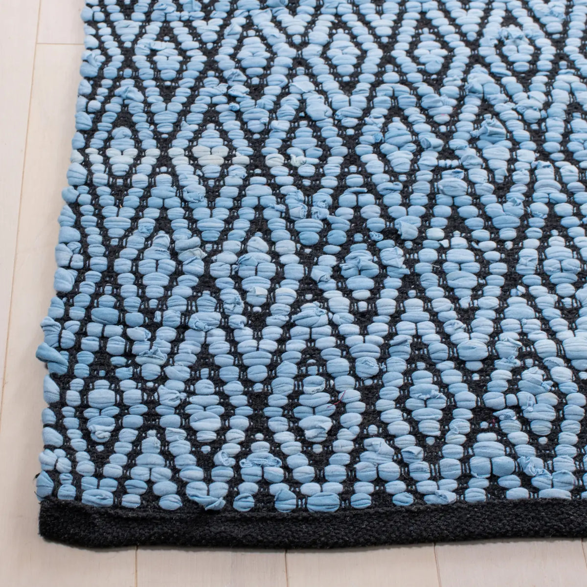 Safavieh Montauk 4'-0" x 6'-0" Rug in Green / Black