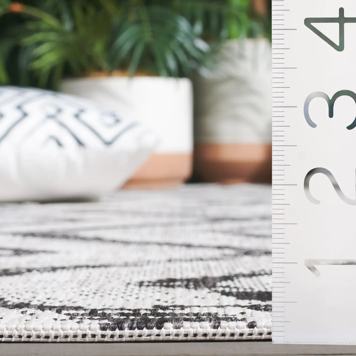 Safavieh Courtyard 4'-0" x 5'-7" Rug in Ivory / Black