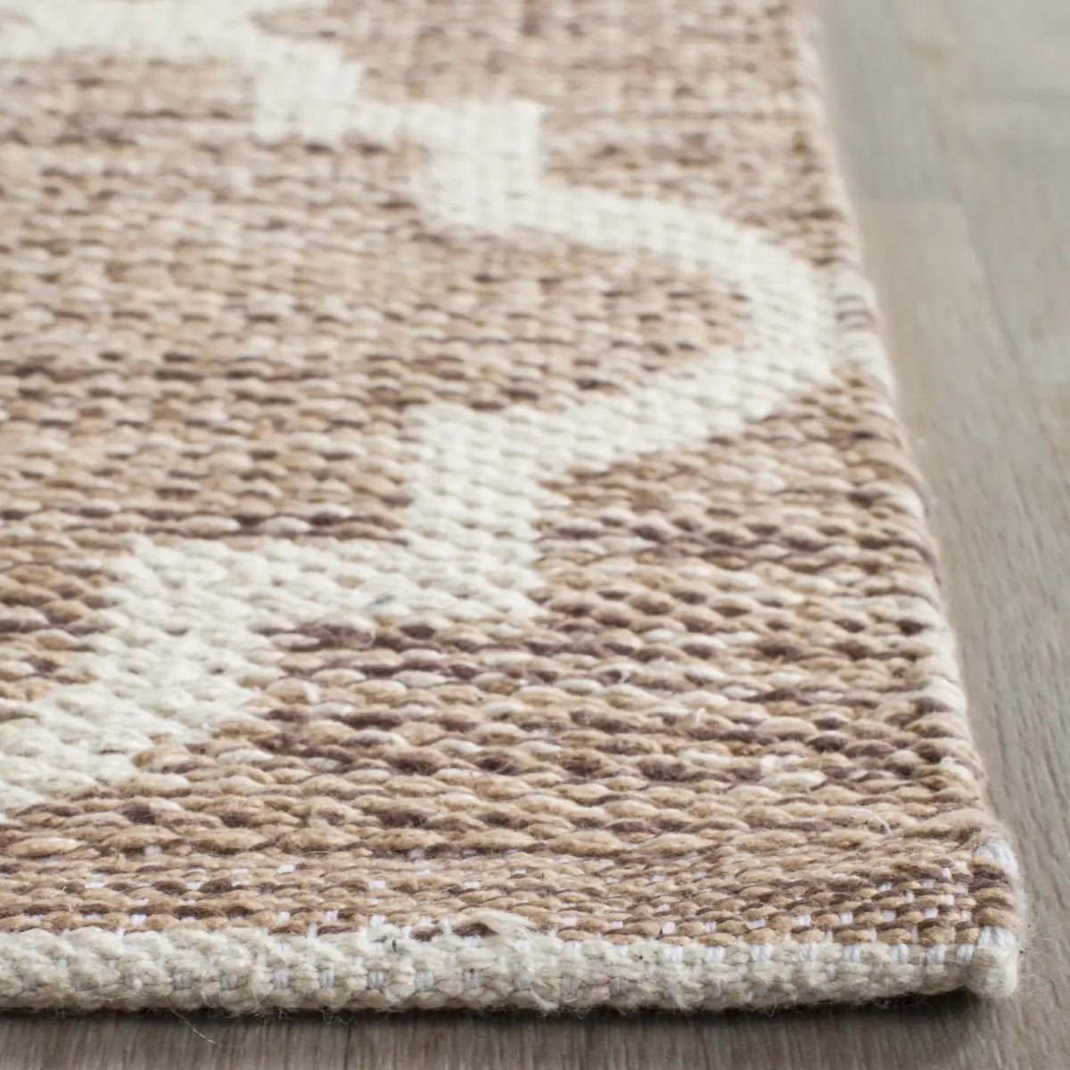 Safavieh Montauk 5'-0" x 7'-0" Rug in Beige / Ivory