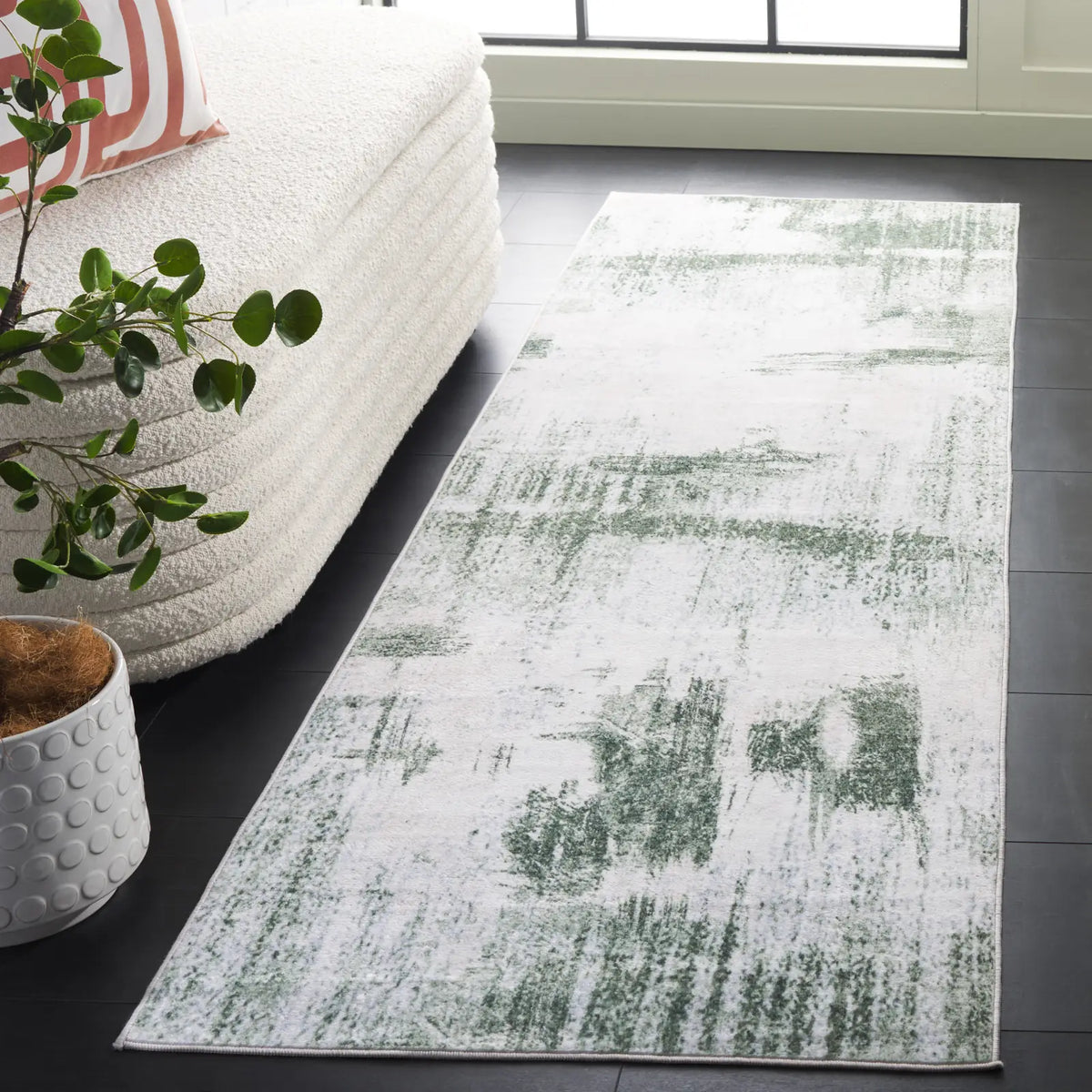 Safavieh Santa Monica 2'-6" x 8'-0" Rug in Ivory / Green
