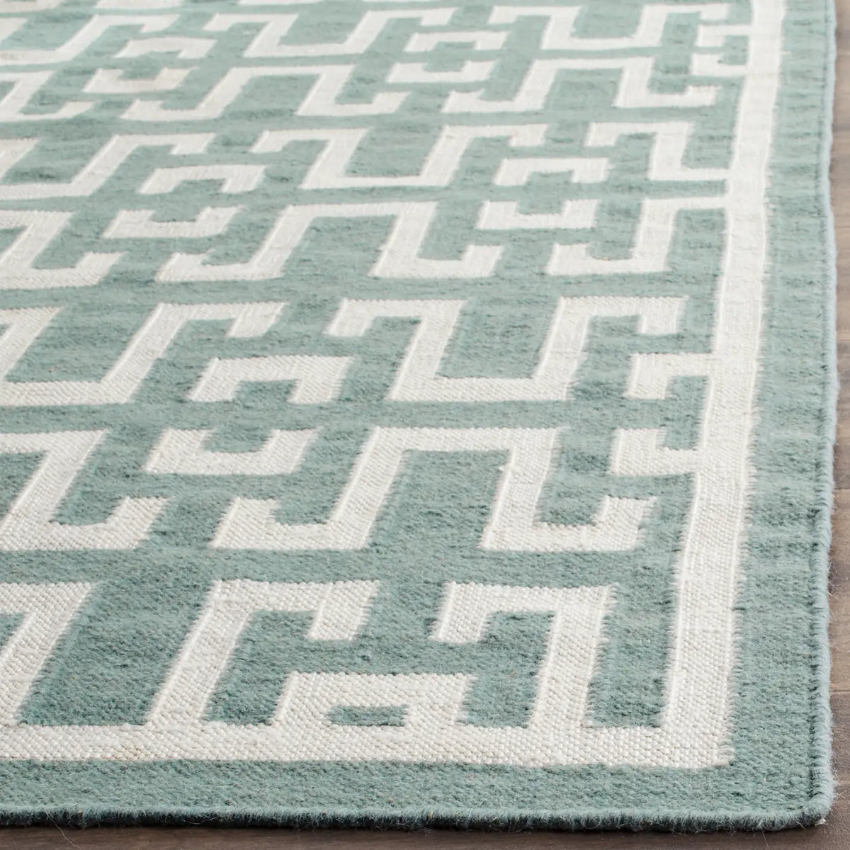 Safavieh Dhurries 5'-0" x 8'-0" Rug in Seafoam / Ivory