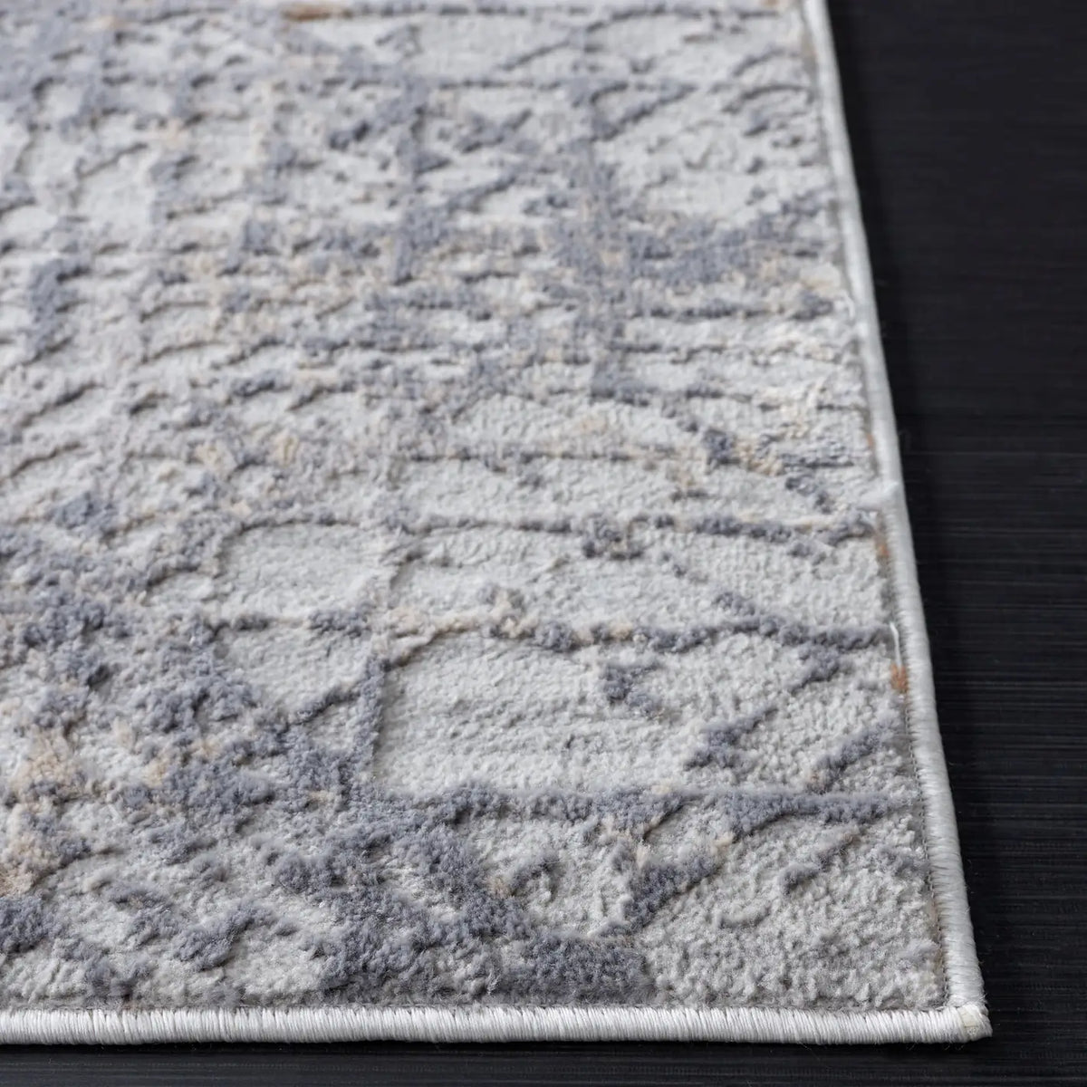 Safavieh Eternal 4'-0" x 6'-0" Rug in Grey / Ivory